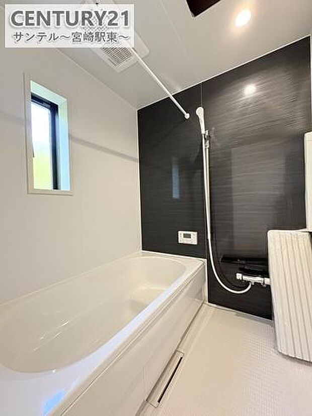 1日の疲れもゆっくり取ることのできる広々とした1坪タイプのシステムバス♪浴室乾燥、涼風、暖房、換気システムが付いておりますので、快適なバスタイムを過ごせます♪