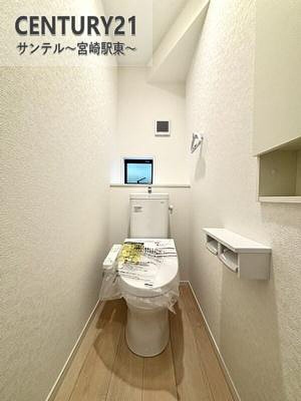 温水洗浄暖房便座でございます(^^♪また、換気のできる小窓付きです♪トイレは2ヵ所完備しておりますので使用タイミングが被っても安心です!