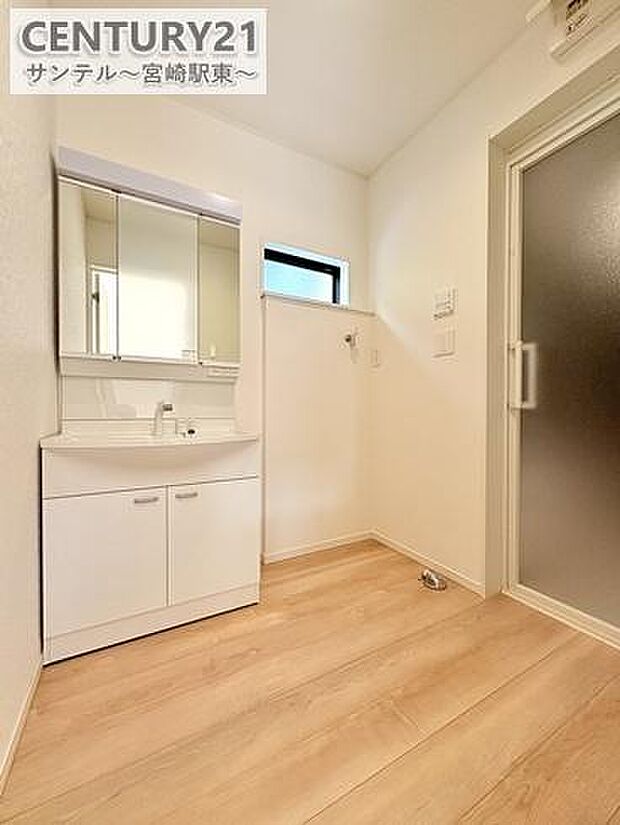 洗面化粧台は収納付きの大きな鏡が付いています♪朝のお忙しい時間帯でも三面鏡の洗面台ならお出かけ前のご準備も手助けしてくれること間違いなし♪