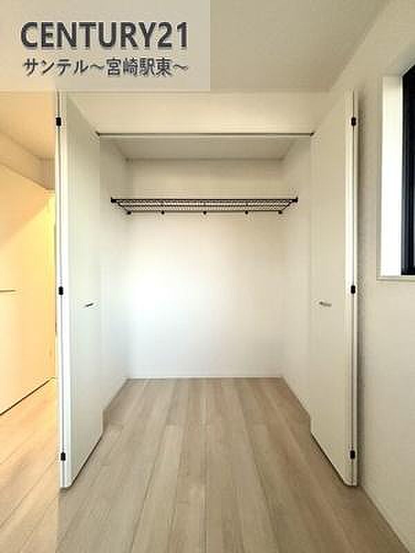 折れ戸式のクローゼットは、スペースを有効活用しながら使い勝手も◎。収納物の整理もしやすい設計です