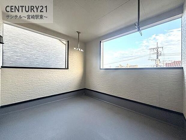 広々としたバルコニーには、屋根が付いておりますので突然の雨や小雨でも安心して洗濯物を干せますよ♪南向きの為、日当たり良好です(^^♪