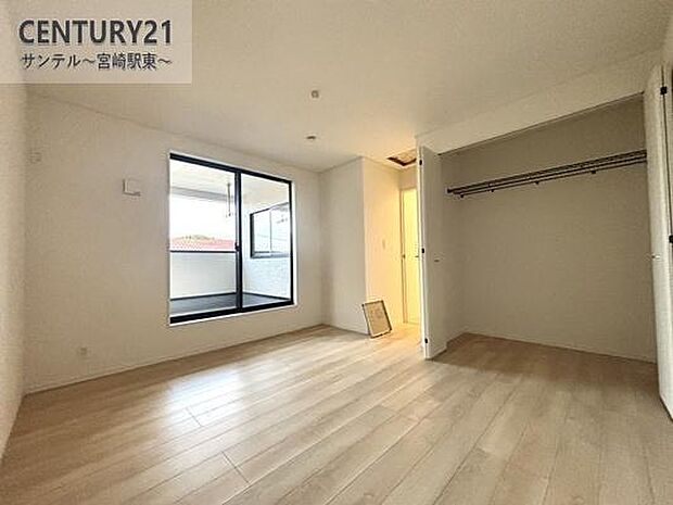 7.5帖の洋室です♪バルコニーに面しており日当たり、風通し良好♪布団などをすぐに干せて便利。WICを完備しております!。主寝室にいかがでしょうか♪