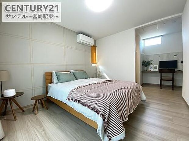 9.3帖の寝室です♪大きな寝具などを置いてもゆとりのありデスクなどを置いたりして趣味なども楽しめます♪しっかり日が差し込みますので気持ちの良い目覚めができる素敵な寝室になります♪