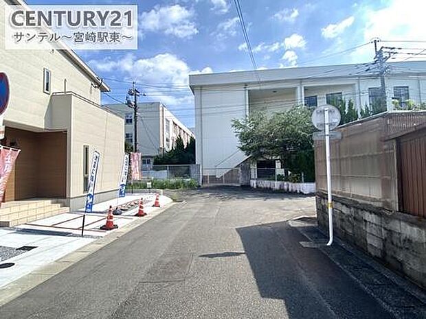 西側前面道路です♪