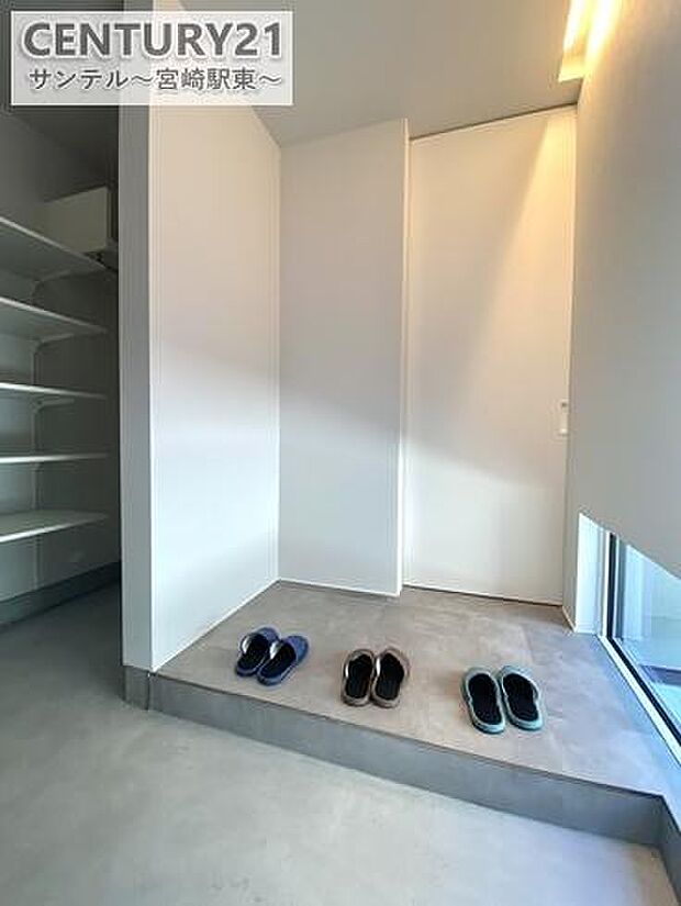 シューズクロークのある土間玄関です。屋外の汚れや水に強くお手入れが楽なこと、ベビーカーや自転車など大きな物の収納に便利です。