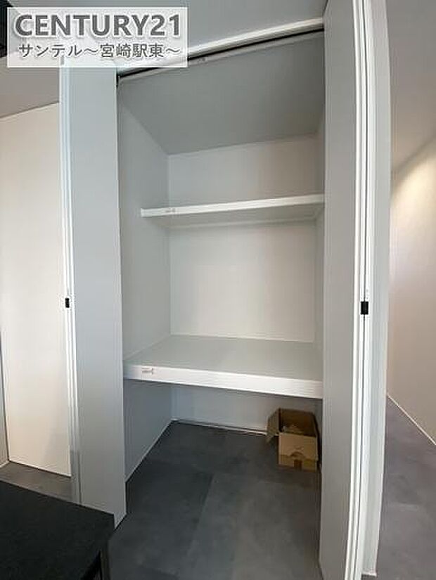 リビング内収納でお部屋スッキリ生活用品やおもちゃをまとめて片付け可能。急な来客時も安心で、暮らしやすさとデザイン性を両立した空間です