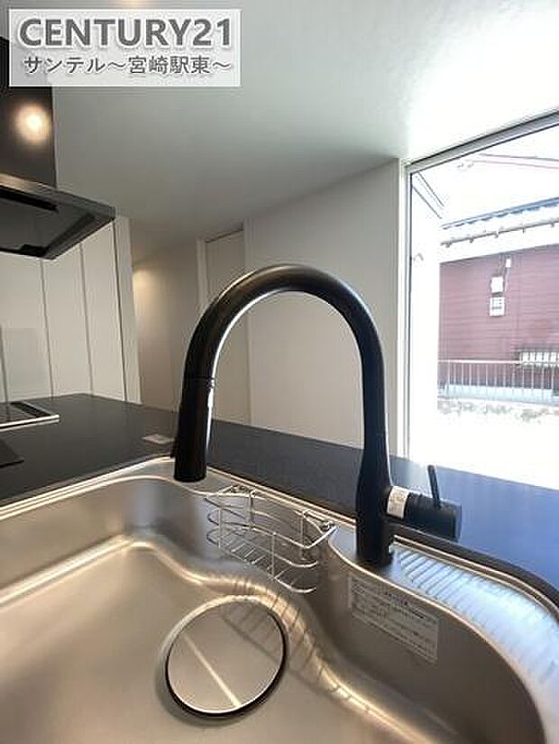 オシャレなタッチレス水栓。センサーに手をかざすと、レバーに触れることなく、自動で吐水・止水できます。汚れた手でレバーを触らなくていいので、レバーが汚れません。また菌も付きにくく、清潔です。