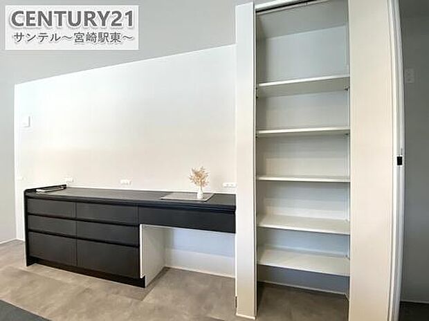 キッチン背面のカップボードにはダストボックス用のスペースがあり、横にはパントリーとしても利用できる収納あり。