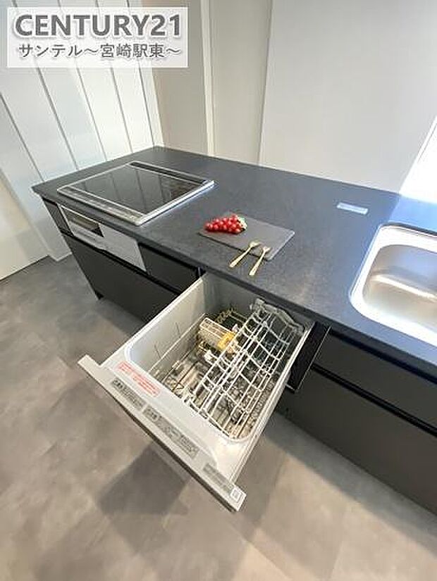 食洗器を完備しており、手間なく食器をきれいに。忙しい日々に便利で、家事の負担を軽減し、時間を有効に使えます。