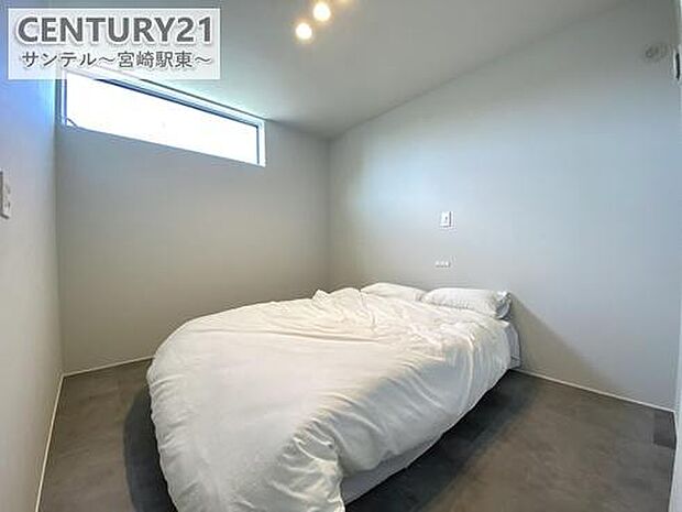 寝室は広々スッキリ♪ファミリークローゼットがあるから家族の衣類もまとめて収納可能。生活動線もラクで、お部屋が常に整います