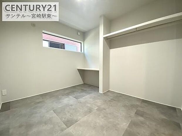 建具なしのクローゼットで開放感たっぷり、収納物も一目で確認できるから片付けがラク。