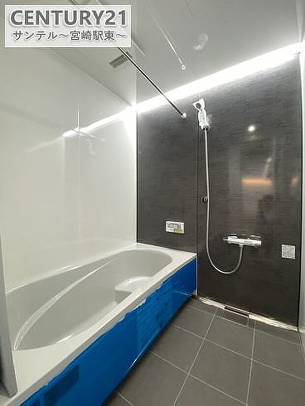 鏡も棚もないシンプルな浴室。水垢掃除がぐんとラクになり、使う収納はマグネットラックで自由にカスタム。清潔でスッキリ暮らせます