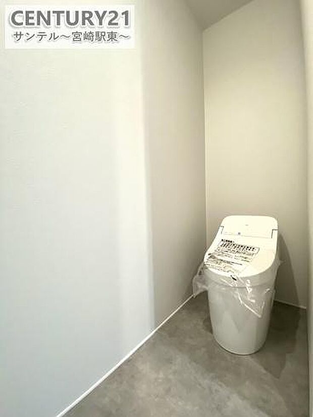 タンクレストイレでトイレ空間をすっきり奥行きが広がりデザイン性も◎。お掃除がラクで、毎日の清潔感をキープできます