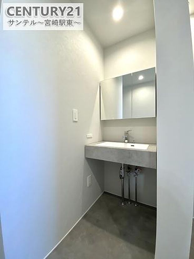 洗面所が独立していると、入浴中でも気兼ねなく使えて家族での同時利用がスムーズ。来客時も脱衣所を見せずに済み、プライバシーも安心です