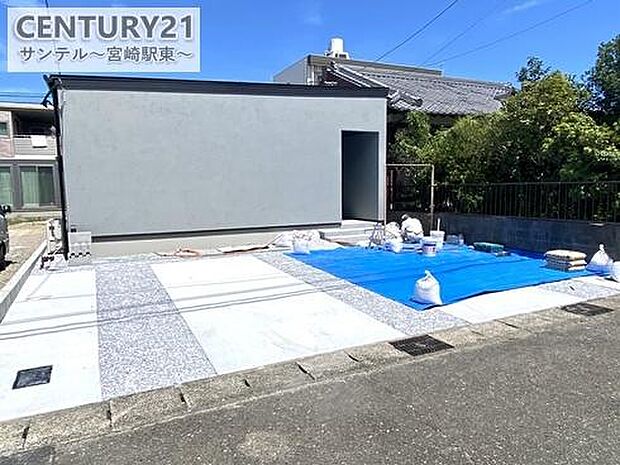 土間コンクリート＋一部砂利で掃除も楽で防犯性◎駐車場3台分確保可能（車種による）で、家族や来客の車も安心。デザインと実用性を両立したスペースです&#128663；