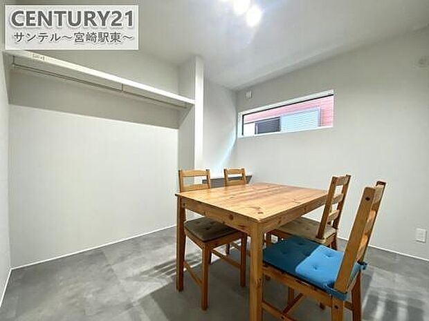 造作カウンター付きで勉強スペースも確保され、デスクを置く必要なし。成長やライフスタイルに合わせて家具配置も自由に変えられるので、子供部屋としての使いやすさと機能性を両立できます。