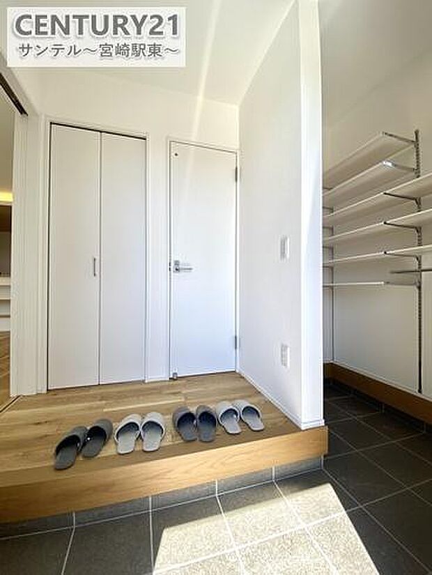 玄関には大容量のシューズクローゼットを設置。家族の靴もすっきり収納できて、いつでもキレイな玄関に！