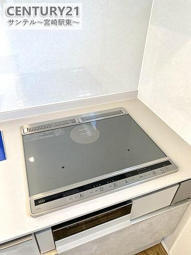 3口のIHクッキングヒーターとグリル付のシステムキッチンです。