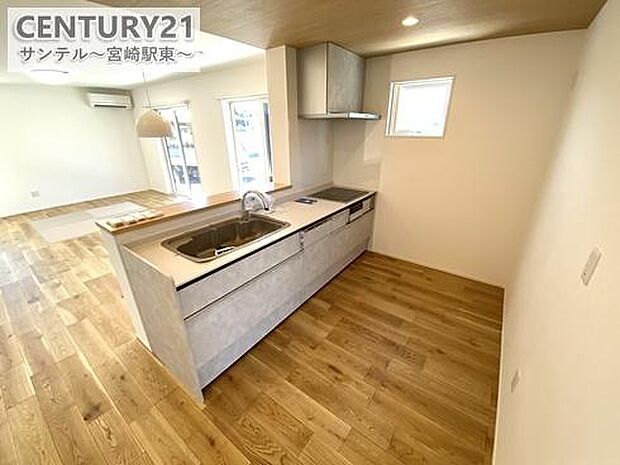 カウンターキッチンからリビングにいるご家族やお子様の様子が見えるので、コミュニケーションがとりながら、ご家族の大切な時間を共有できるキッチンです♪食洗器付きのキッチンで家事の時間も時短できます！