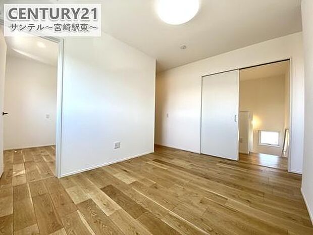 寝室は広々スッキリ♪ファミリークローゼットがあるから家族の衣類もまとめて収納可能。生活動線もラクで、お部屋が常に整います