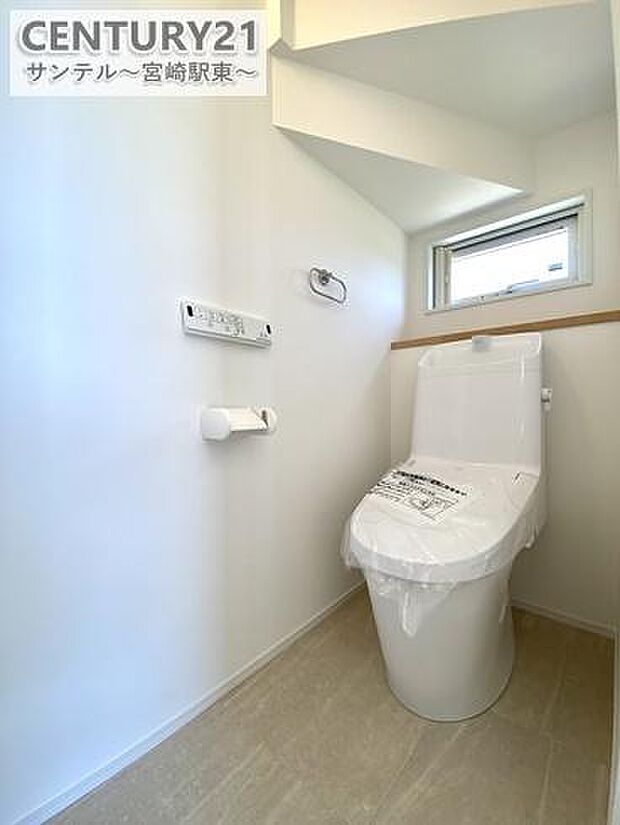 換気できる小窓がございます。温水洗浄機能付き。※内装の色合いや設備仕様が実際と異なる場合がございます。