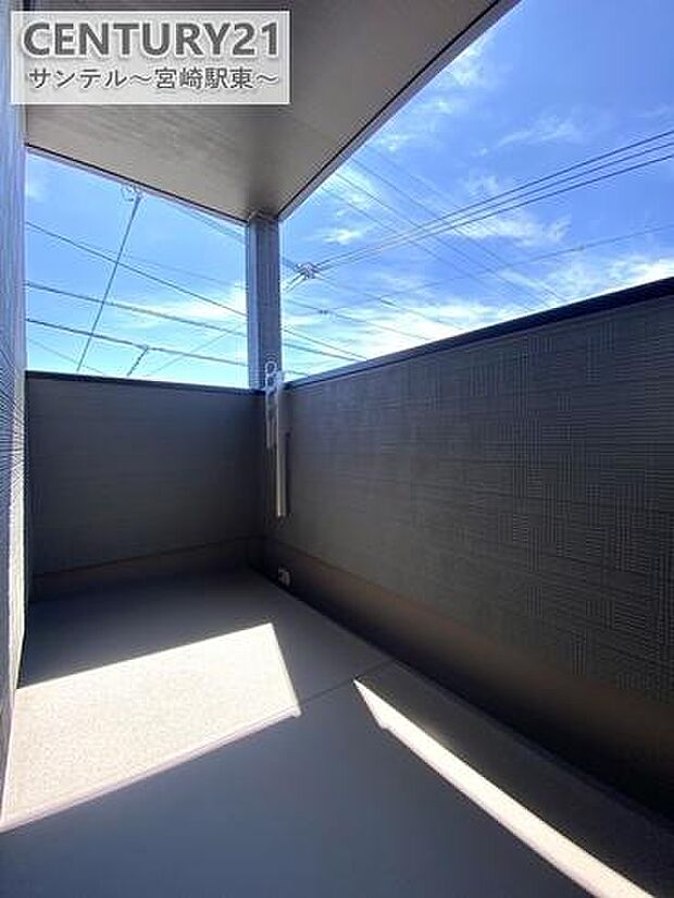 南向きのバルコニーで、晴れた日にはお布団を干し、夜はふかふかのお布団でぐっすりお休み頂けます。