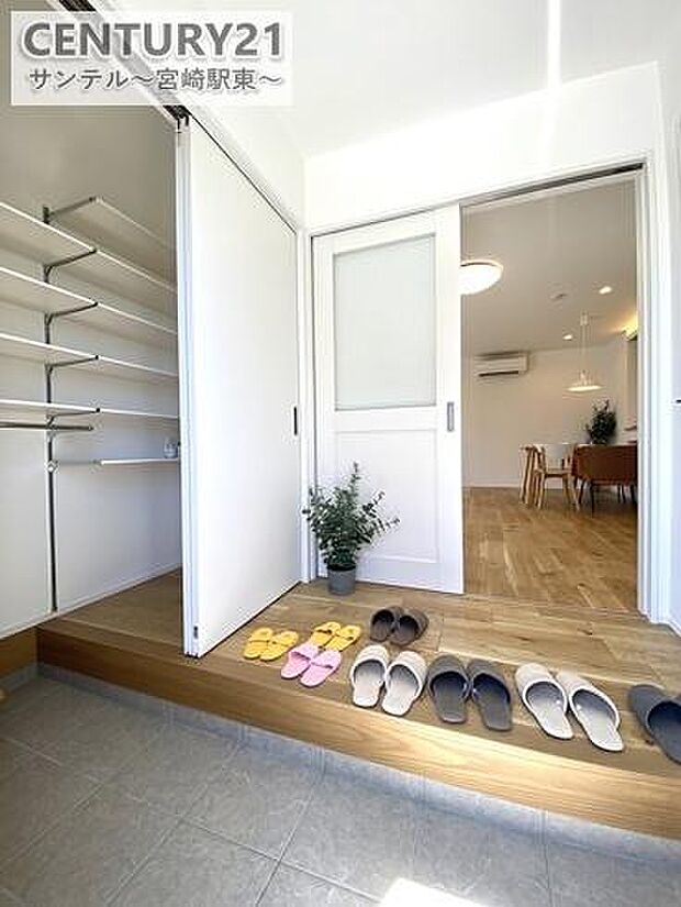 玄関には大容量のシューズクローゼットを設置。家族の靴もすっきり収納できて、いつでもキレイな玄関に！