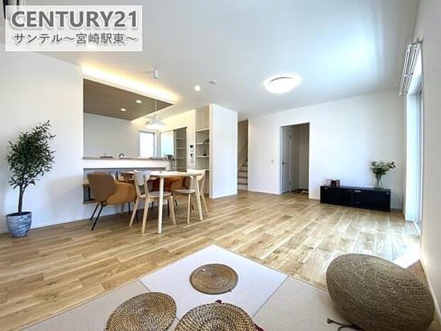 広々リビングは自然光たっぷり。毎日のくつろぎとコミュニケーションが深まる場所に。来客が多いご家庭にぴったりの間取です♪中央には畳コーナーも設置！お子様のお昼寝に最適な空間。