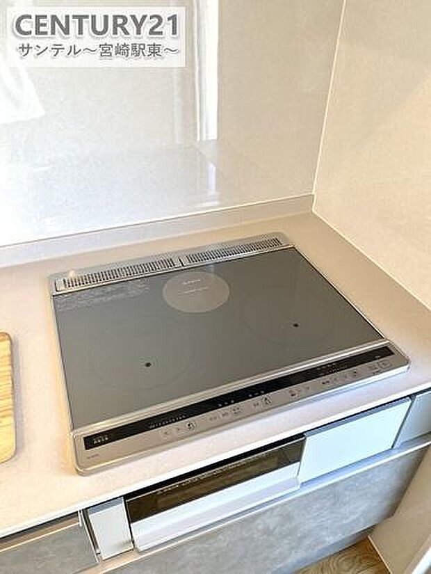 3口のIHクッキングヒーターとグリル付のシステムキッチンです。