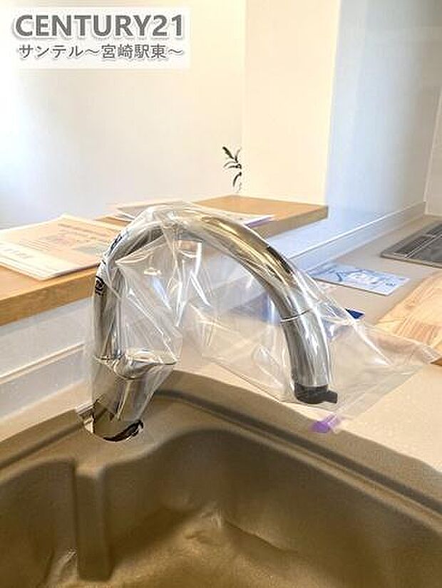 オシャレなタッチレス水栓。センサーに手をかざすと、レバーに触れることなく、自動で吐水・止水できます。汚れた手でレバーを触らなくていいので、レバーが汚れません。また菌も付きにくく、清潔です。