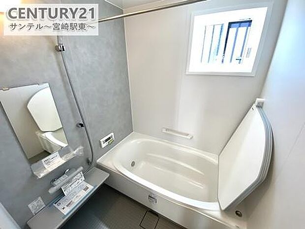 1日の疲れもゆっくり取ることのできる広々としたユニットバス♪浴室乾燥、涼風、暖房、換気システムが付いておりますので、快適なバスタイムを過ごせます♪