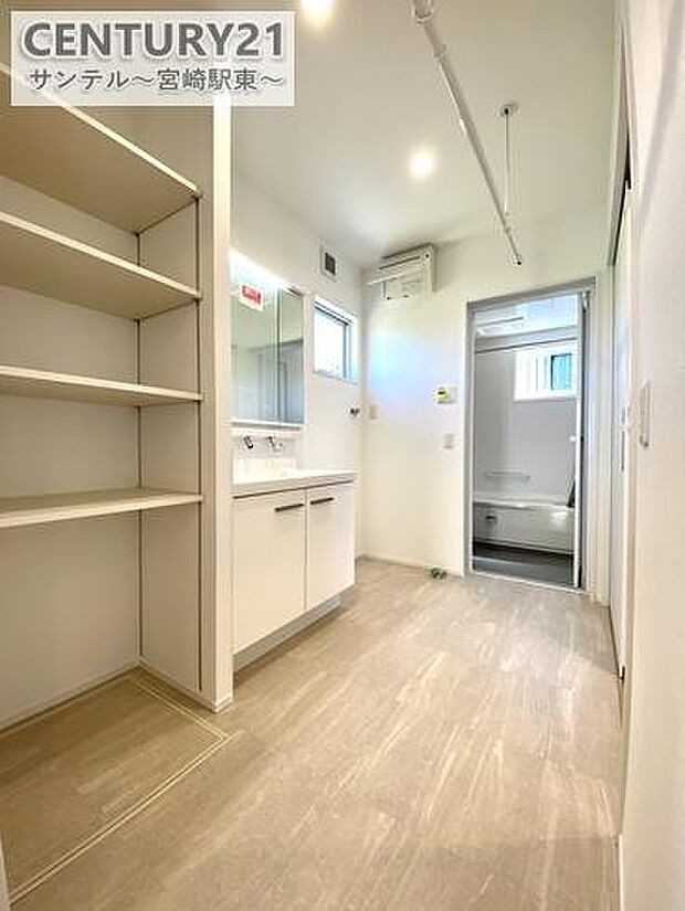 広々脱衣所兼ランドリースペースです♪物干しがあるので洗濯をしてすぐに干すことができますので家事効率もUP