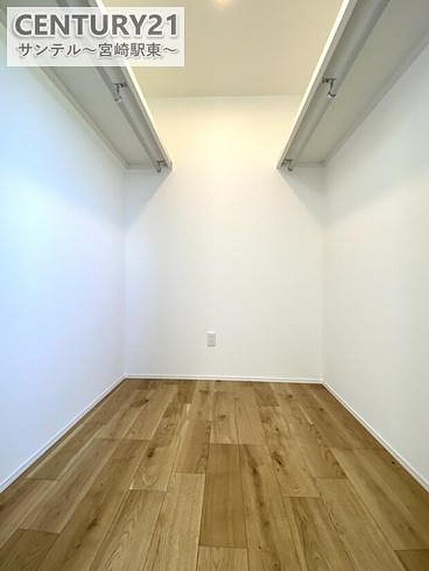 バルコニーとつながる寝室収納です。取り入れた洗濯物をそのまま収納することができます。日が入りますので湿気対策にもなりますね！