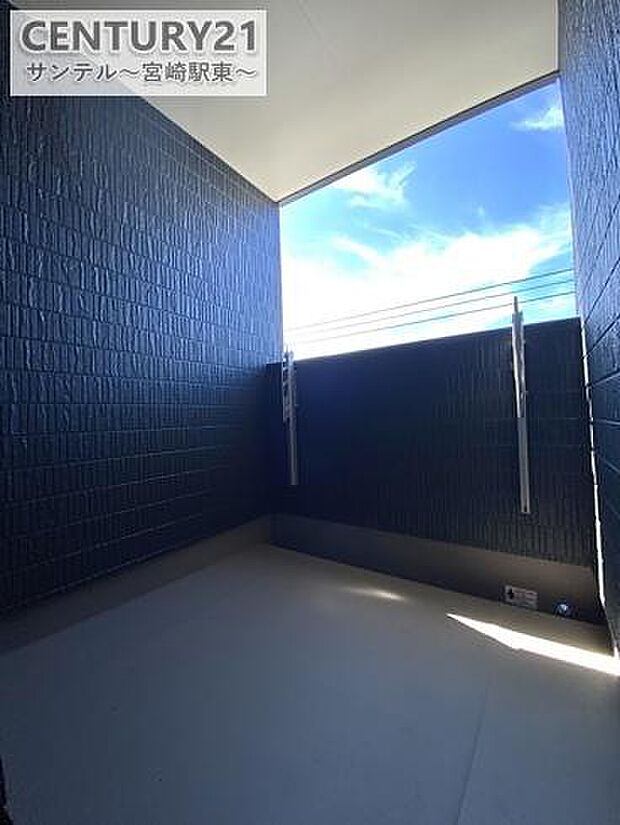 南向きのバルコニーで、晴れた日にはお布団を干し、夜はふかふかのお布団でぐっすりお休み頂けます。