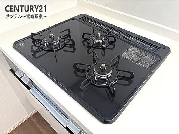 3口のガスコンロとグリル付のシステムキッチンです。