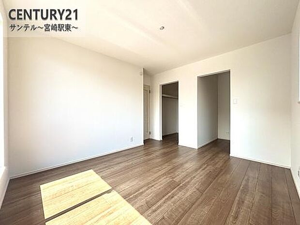 寝室は広々スッキリ♪ウォークインクローゼットがあるので家族の衣類もまとめて収納可能。生活動線もラクで、お部屋が常に整います