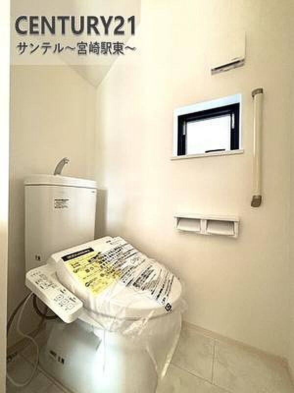 換気できる小窓付きのトイレです!温水洗浄暖房便座でございます(^^♪