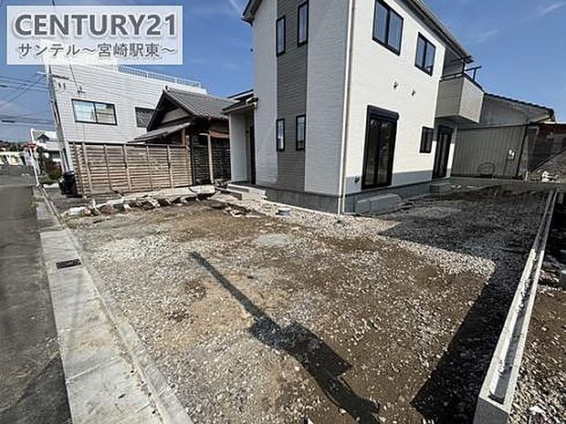 駐車場は4台並列駐車可能!※車種による。スペースも広く駐車が苦手な方でも楽に駐車可能です(^^♪