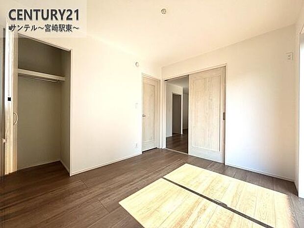 リビング横の洋室です!収納力のあるクローゼット付き♪