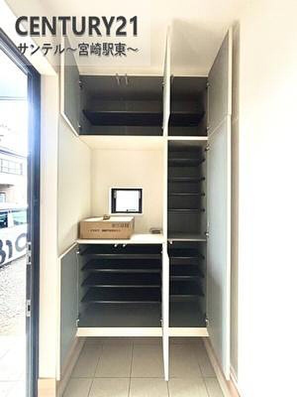 シューズボックス付きで、家族全員の靴もすっきり収納。玄関まわりが片づきやすく、いつでも気持ちよくお客様を迎えられます。