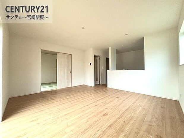 明るく、落ち着きのあるリビング♪ダイニングスペースも含めてゆとりのあるスペースで、ご家族でお食事や団らんしたり、ゆったりとしたご家族の時間を過ごせます♪家具家電もついております!