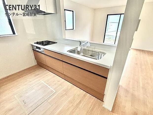 3口のガスコンロとグリル付のシステムキッチンです。