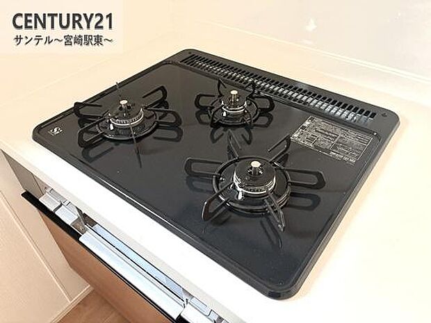 3口のガスコンロとグリル付のシステムキッチンです。