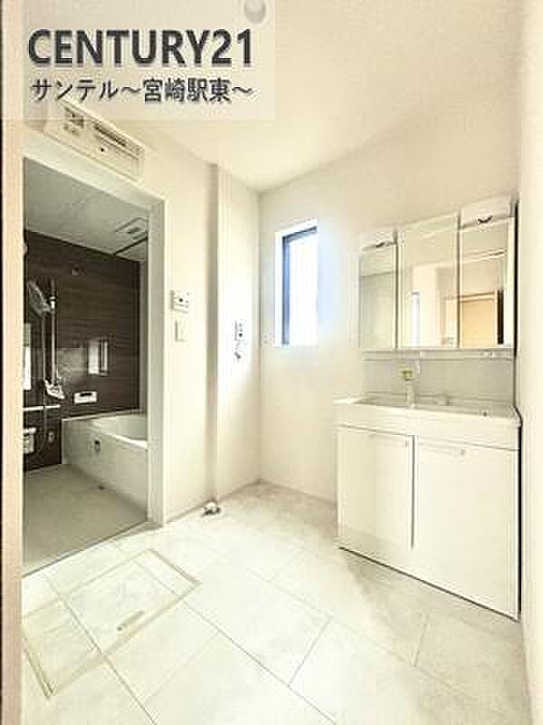 洗面化粧台は収納付きの大きな鏡が付いています♪朝のお忙しい時間帯でも三面鏡の洗面台ならお出かけ前のご準備も手助けしてくれること間違いなし♪