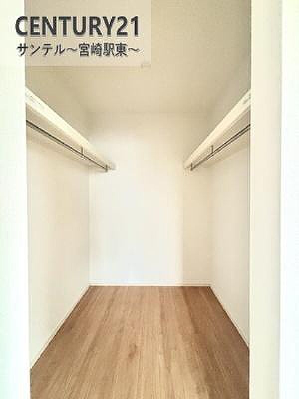 大容量のウォークインクローゼットです!ご夫婦のお洋服などを入れても十分な収納量♪