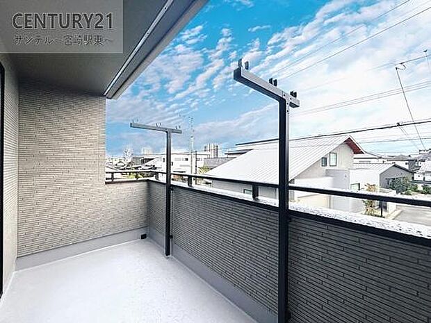 バルコニーです。日当たりばっちりで晴れた日は気持ちよい一日が過ごせます♪