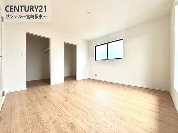 主寝室にいかがでしょうか♪風通し良好です(^^♪大容量のウォークインクローゼットも完備しております!