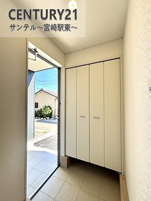 明るい玄関(^^♪容量にも余裕のあるシューズクローゼット完備しております!