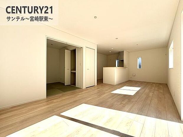 明るく、落ち着きのあるリビング♪ダイニングスペースも含めてゆとりのあるスペースで、ご家族でお食事や団らんしたり、ゆったりとしたご家族の時間を過ごせます♪家具家電もついております!