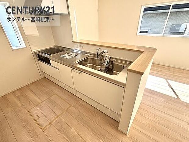 カウンターキッチンからリビングにいるご家族やお子様の様子が見えるので、コミュニケーションがとりながら、ご家族の大切な時間を共有できるキッチンです♪